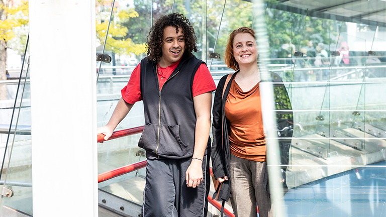 Twee mensen in Markthal Rotterdam