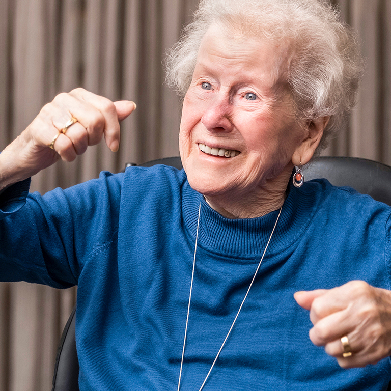 Lachende vrouw beweegt met robot