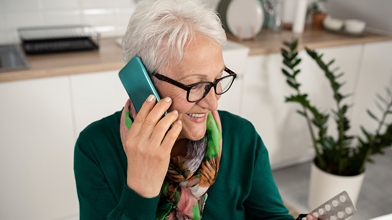 Oudere dame aan de telefoon